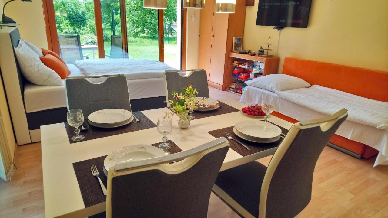 Апартаменти Lovely Apartment, Garden, Parking, Wifi, Netflix *