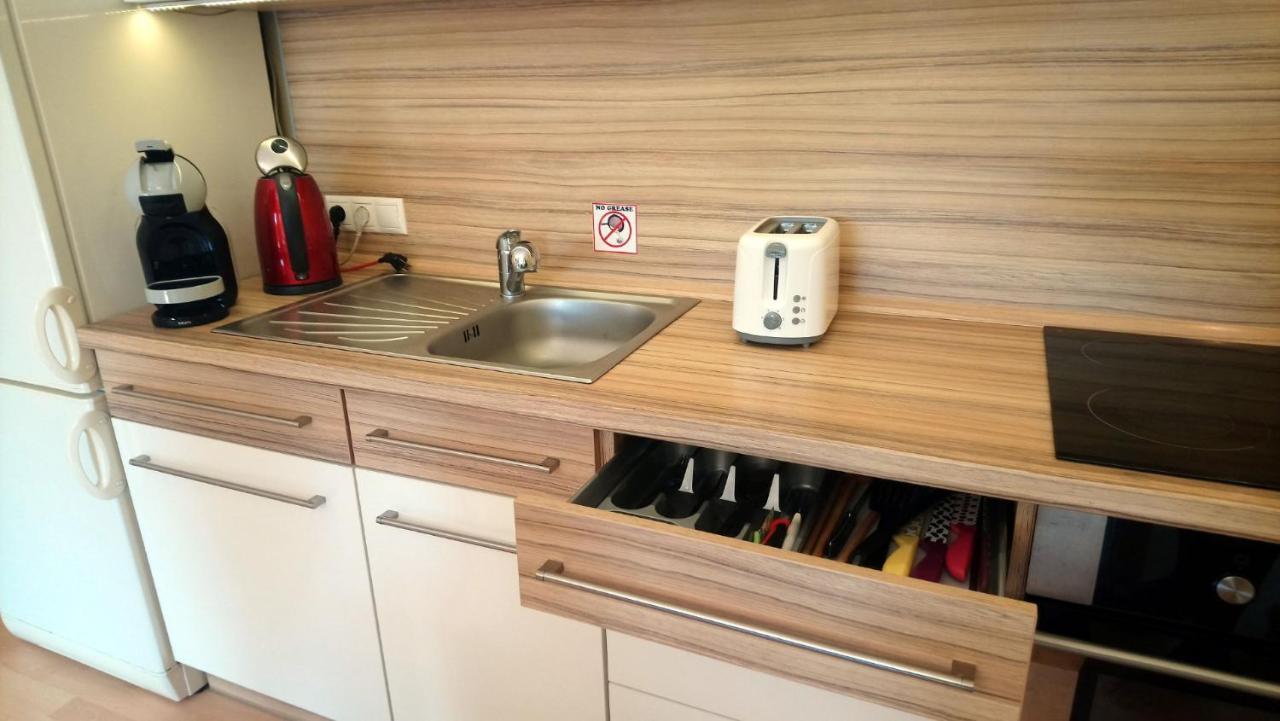 Lovely Apartment, Garden, Parking, Wifi, Netflix Апартаменти Прага