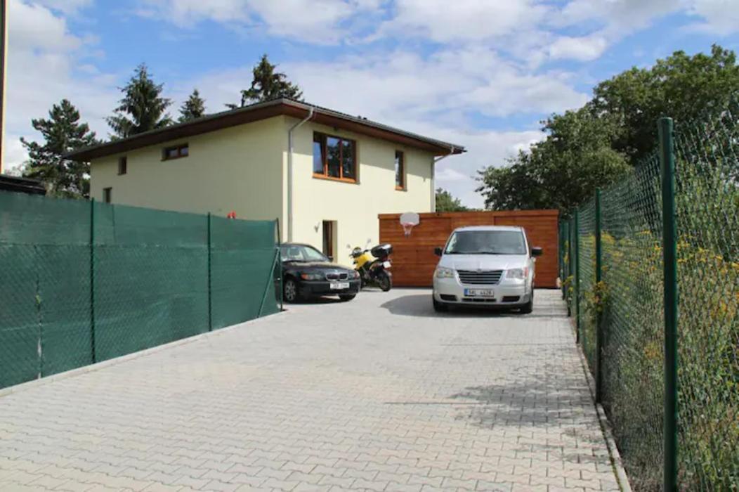 Lovely Apartment, Garden, Parking, Wifi, Netflix Апартаменти